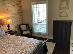 1 dormitorio, tabla de planchar con plancha, ropa de cama