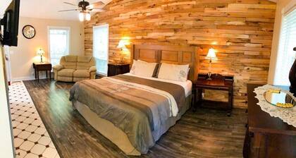 Ozark Spring Cabin 02 Cliff Side-King Bed, Spa Tub