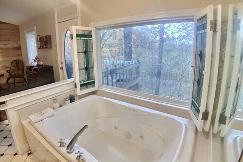 Ozark Spring Cabin Rock Bluff 03 King Bed, Spa Tub