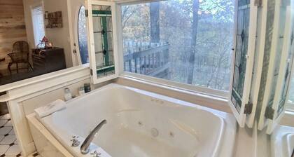 Ozark Spring Cabin Rock Bluff 03 King Bed, Spa Tub
