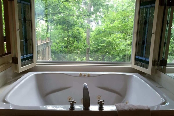XL Jacuzzi tub for 2.