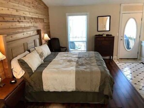1 chambre, bureau, fer et planche à repasser, draps fournis