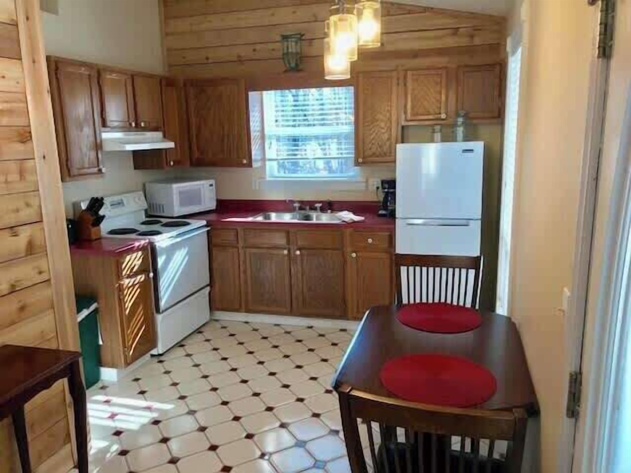 冷蔵庫、電子レンジ、オーブン、コンロ