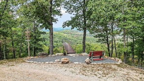A forested area with a wooden viewing platform and a red bench. - Romantic Cabin for Two | King Bed + Jetted Tub (Eureka Springs)