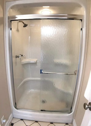 Een douche, een haardroger, handdoeken, shampoo