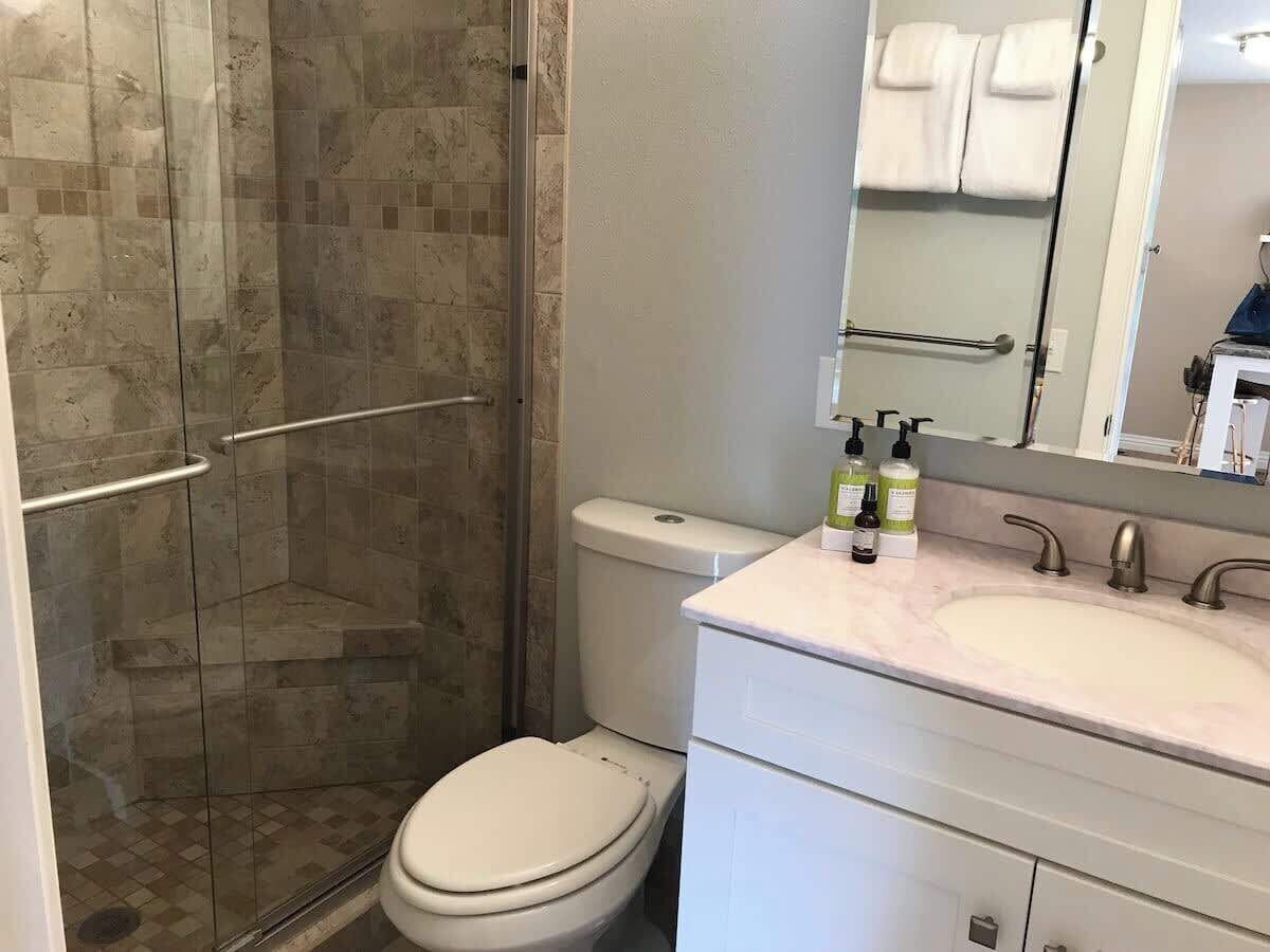 Douche, sèche-cheveux, serviettes fournies, shampoing