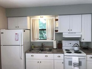 Kühlschrank, Herdplatte, Wasserkocher mit Kaffee-/Teezubehör