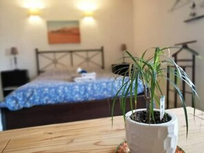 1 bedroom, WiFi, bed sheets - Studio Hibiscus - 1er Étage - Sud (Rochefort-du-Gard)