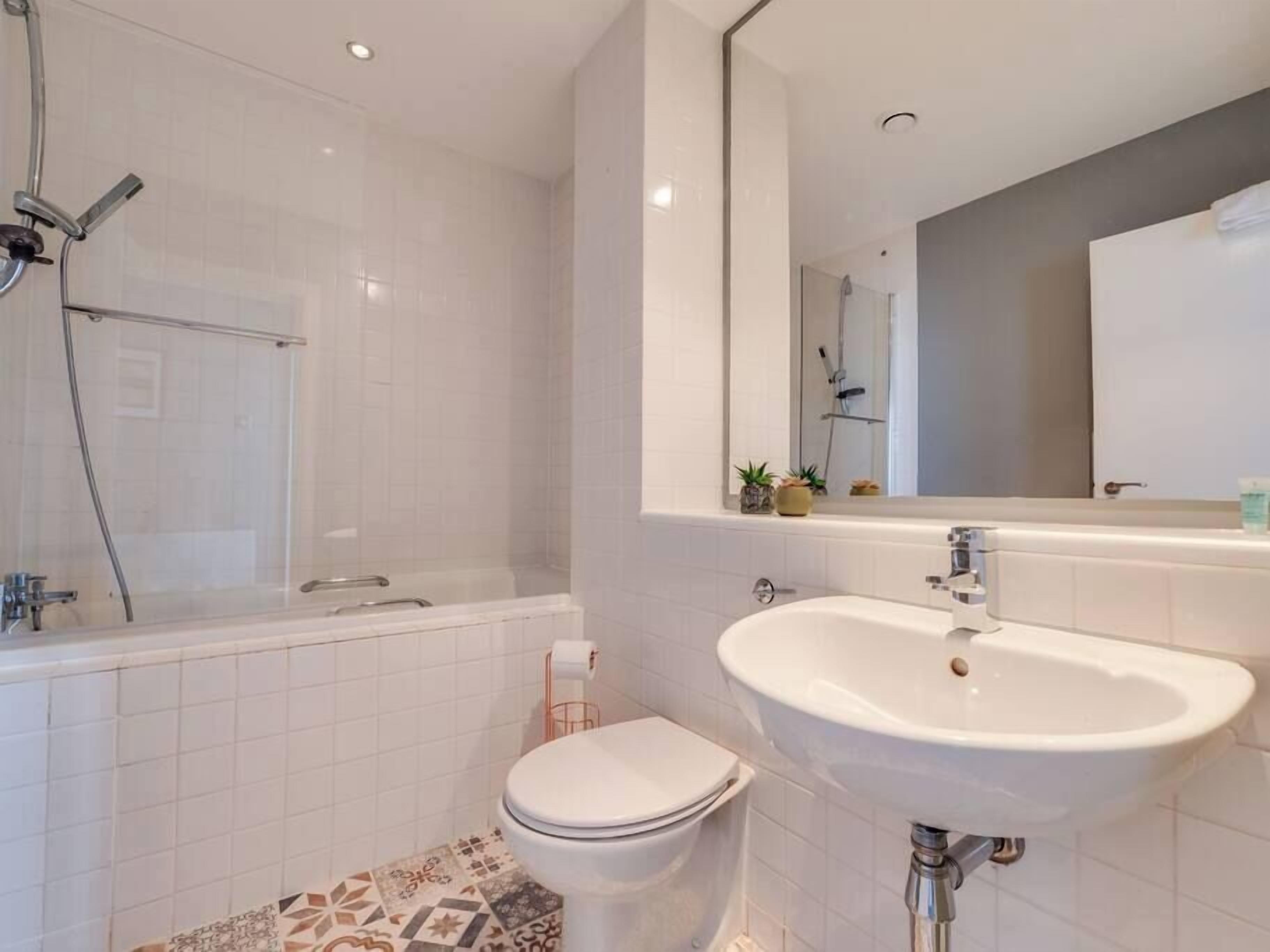 Shower, hair dryer, towels, shampoo