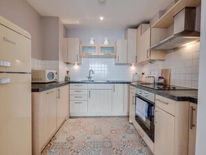 Fridge, microwave, oven, stovetop - Luxury City Centre Home by City SuperHost (Greater Manchester)