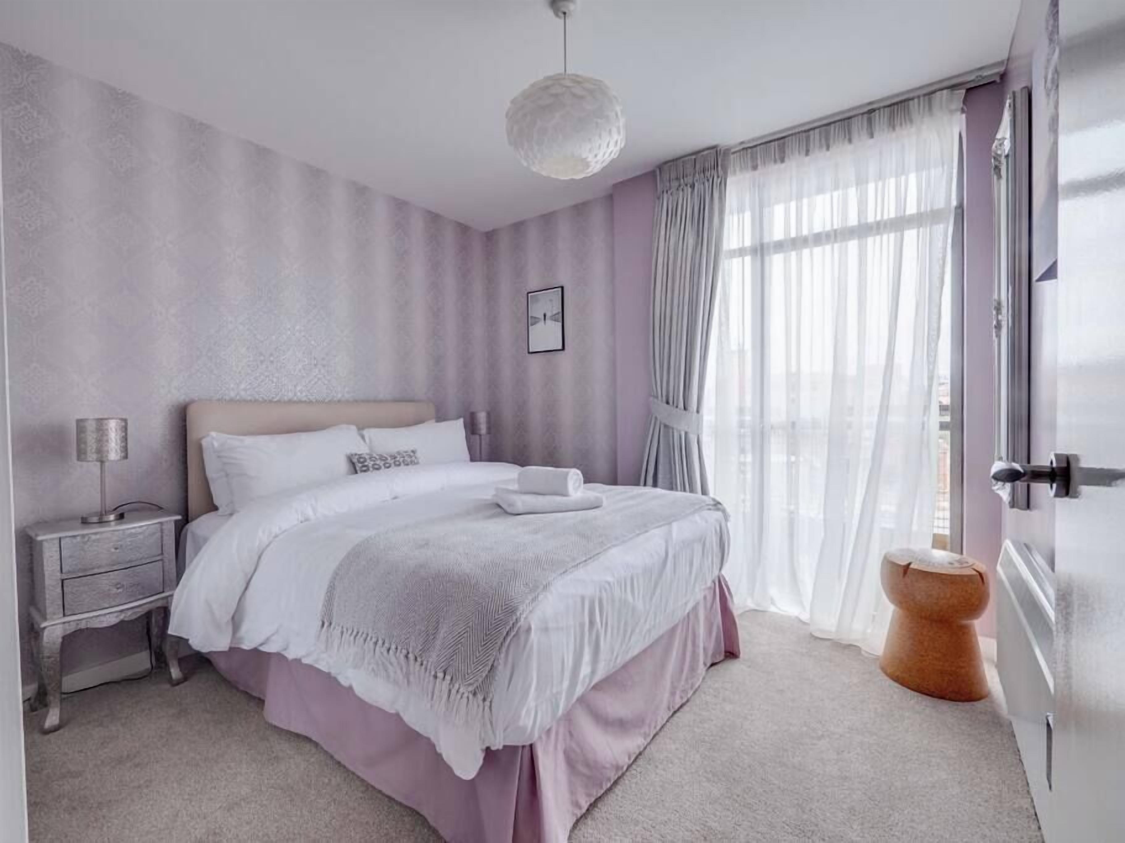 2 Schlafzimmer, Schreibtisch, Bügeleisen/Bügelbrett, Reisekinderbett