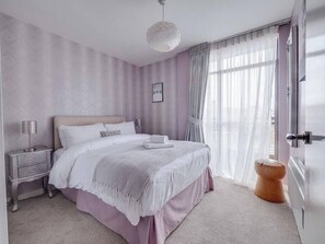 2 chambres, bureau, fer et planche à repasser, lit parapluie