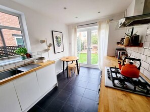 冰箱、微波炉、烤箱、炉灶