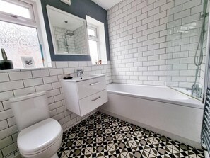 Shower, hair dryer, towels - Family Home In Chorlton by City SuperHost (Chorlton-cum-Hardy)