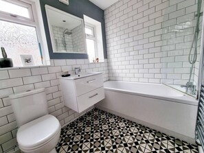 Bruser, hårtørrer, håndklæder