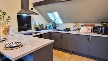 Fridge, microwave, oven, stovetop