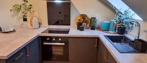 Kühlschrank, Mikrowelle, Ofen, Herdplatte