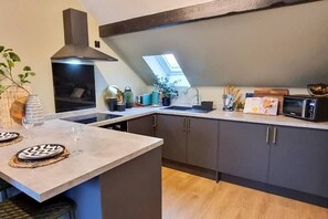 Frigorífico, microondas, horno y placa de cocina