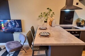 Kühlschrank, Mikrowelle, Ofen, Herdplatte