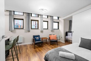 1 bedroom, desk, iron/ironing board, WiFi - City Centre Apartment by City SuperHost (Greater Manchester)