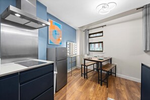 Fridge, microwave, oven, stovetop - City Centre Apartment by City SuperHost (Greater Manchester)