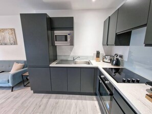 Kylskåp, mikrovågsugn, ugn och spishäll