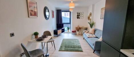 Una televisión, una oficina