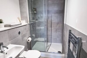 Dusche, Haartrockner, Handtücher, Seife