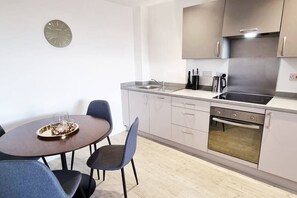 Kühlschrank, Mikrowelle, Herdplatte, Geschirrspüler