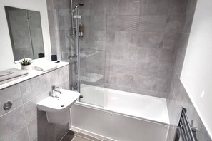 Dusche, Haartrockner, Handtücher, Seife