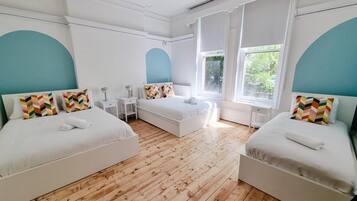 6 bedrooms, desk, iron/ironing board, travel crib