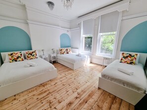 6 bedrooms, desk, iron/ironing board, travel cot - Ashton Mansion | Sleeps 20 | Free Parking (Ashton-under-Lyne)