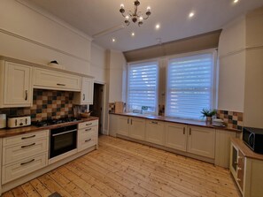 Fridge, microwave, oven, stovetop - Ashton Mansion | Sleeps 20 | Free Parking (Ashton-under-Lyne)