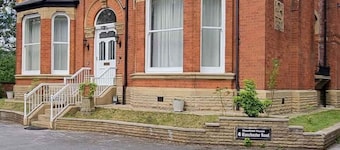 Ashton Mansion | Sleeps 20 | Free Parking