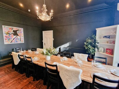 6 Bed Mansion | Sleeps 20 | Free Parking