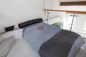 1 bedroom, iron/ironing board, travel cot, WiFi
