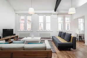 TV, video games, books, offices - Northern Quarter Loft Conversion by City SuperHost (Greater Manchester)