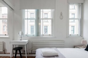 2 soverom, skrivebord, strykejern/-brett og reiseseng for barn