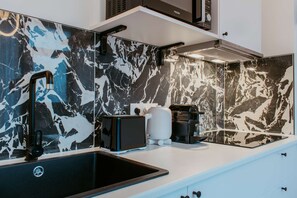 Kylskåp, mikrovågsugn, ugn och spishäll