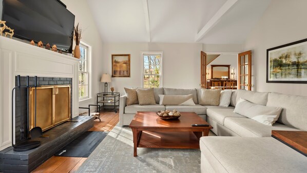 Fernseher, Kamin, Arbeitsbereiche