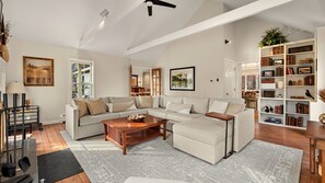 Télévision, cheminée, espaces bureaux