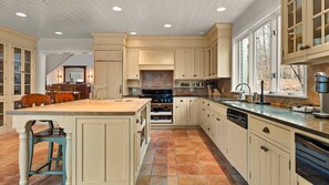 Fridge, microwave, oven, stovetop - Newly Renovated 4-BR Country Retreat 5-Min to Okemo (Ludlow)