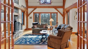 TV, peis og kontorer