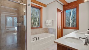 Shower, hair dryer, towels, shampoo - Alpine 6-BR Estate On Okemo Mountain (Ludlow)