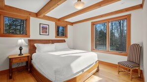 6 bedrooms, desk, iron/ironing board, WiFi