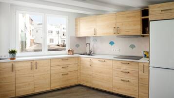 Réfrigérateur, micro-ondes, four, plaque de cuisson