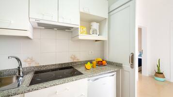 Een koelkast, een magnetron, een kookplaat