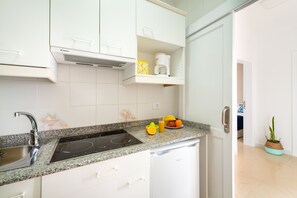 Réfrigérateur, micro-ondes, plaque de cuisson, cafetiÚre/bouilloire