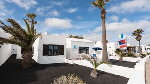 A white building with a sign reading "DELMAR". - Delmar Natur - Cherne (Charco del Palo)