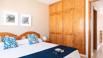 2 slaapkamers, een strijkplank/strijkijzer, gratis wifi, beddengoed